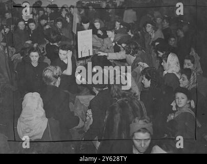 Les acheteurs enthousiastes à la recherche de bonnes affaires frapper le fond de tous les records d'avant-guerre envahissent ce magasin du West End, aujourd'hui, pendant la première matinée des soldes de printemps de Londres. Le «nouveau look» de 1948 a fait baisser à la fois dans le prix et la valeur de coupon de nombreux articles de robe pour femmes. 4 janvier 1948 Banque D'Images