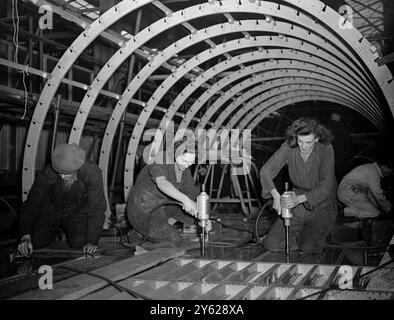 Le plus grand vol - les bateaux jamais construits en Grande-Bretagne prennent lentement forme à l'usine Cowes, IOW de Saunders-Roe, Ltd. L'avion de 100 places, dont trois sont en construction, est le S.R.45. Chacun aura un poids total de plus de 130 tonnes et aura une longueur de 150 pieds. Au début des années 1950, ces navires sont prévus pour fournir un service de luxe de 300 m.p.h. sans escale à travers l'Atlantique Nord. Les trois hydravions ont déjà coûté environ trois quarts de million de livres et bien que des craintes aient été exprimées quant à l'avenir à la lumière de la BOAC l annoncée récemment Banque D'Images