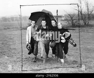 En formation pour leur prochaine rencontre avec Newcastle United, les membres de l'équipe Charlton Athletic sont allés s'échauffer sur les links à Shooters Hill, Kent aujourd'hui. Photo montre : balancer un club vif est Hurst qui remplira la place centrale avant samedi prochain pour balancer son «club» à la victoire. En le regardant de gauche à droite Campbell, Shreeve, Bicknell et Hurst qui quitte sa place normale à l’aile droite pour jouer au centre avant samedi. 7 janvier 1948 Banque D'Images