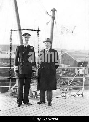 Sa Majesté le roi Haakon de Norvège, qui est venu en Angleterre pour assister au mariage royal, a visité le chantier naval de Southampton de Camper et Nicholson, où il a vu le célèbre yacht de T.O.M. Sopwith 'Philante' être réaménagé pour son rôle de yacht royal de la région. Le «Philante», le plus grand yacht à moteur jamais construit en Grande-Bretagne, a eu un beau record en tant que navire de convoi pendant la guerre. Images : King Haakon et M. Charles Nicholson (à droite) sur le pont de 'Norge' à Southampton. M. Nicholson a conçu le navire ainsi que les célèbres yachts de course, «Endeavour I et II». 25 novembre 1947 Banque D'Images