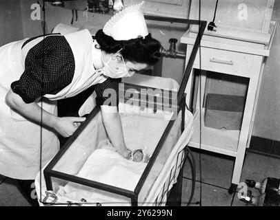 Le plus petit bébé jamais né à l'hôpital Royal Devon et Exeter est Marjorie Tina Bastin de 16 onces, née il y a cinq jours et progressant maintenant très favorablement dans une tente d'oxygène à l'hôpital. Sa mère, qui se porte bien, est Mme Doris Bastin, 26 ans, épouse de M. A. Bastin, mécanicien automobile à Exeter. Ils ont deux garçons, l'aîné, âgé de cinq ans. Les médecins et les infirmières pour qui Tiny Tina est le centre d'attention, ont de grands espoirs pour sa survie. La photo montre : le petit bébé de 5 jours de 16 onces photographié dans sa tente à oxygène au Royal Devon and Exeter Hospital. 4 décembre Banque D'Images