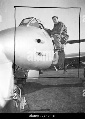 Un avion de chasse à quatre jets R.A.F. Gloster Meteor, piloté par le chef d'escadron James Lomas, DFC, de Doncaster, vola les 313,3 miles de Turnhouse, près d'Édimbourg, à Bovingdon, Herts en 30 minutes 25 secondes ; une vitesse moyenne de 617 mph. Le vol a été effectué pour obtenir une comparaison de 1947 vitesses par rapport à celles de 1938, lorsqu'un Hurricane, alors l'un des avions les plus rapides de Grande-Bretagne, atteignait en moyenne 408,75 mph pour le même vol. Le record du monde de vitesse aérienne est revendiqué par les États-Unis. En août dernier, un Douglas Skystreak de l'US Navy a volé à 640,7 km/h pour arracher le record au capitaine du groupe britannique Donaldson. Image Banque D'Images