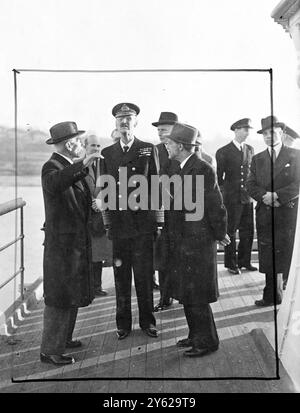 Sa Majesté le roi Haakon de Norvège, qui est venu en Angleterre pour assister au mariage royal, a visité le chantier naval de Southampton de Camper et Nicholson, où il a vu le célèbre yacht de T.O.M. Sopwith 'Philante' être réaménagé pour son rôle de yacht royal de la région. Le «Philante», le plus grand yacht à moteur jamais construit en Grande-Bretagne, a eu un beau record en tant que navire de convoi pendant la guerre. Images montrent : King Haakon a la caractéristique de la rénovation expliquée par M. Charles Nicholson sur le pont de 'Norge' à Southampton. M. Nicholson a conçu le navire ainsi que les célèbres yachts de course, «Endeavour I et II». M. Banque D'Images