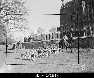 Rassemblant au Romsey College Embley Park, Romsey, Hants., Huntsman, les chiens et les adeptes ont tous apprécié le temps brillant et la fraîcheur pendant la journée. Les gardiens passionnés de l'Assemblée des Hounds, étaient des garçons du Romsey College. 25 novembre 1947 Banque D'Images