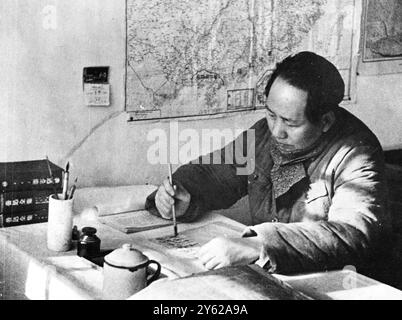 C'est la Chine rouge. Voici Mao Tse-tung, président du Parti communiste chinois et homme de premier plan dans les « zones libérées », assis à son bureau dans une grotte - quartier général dans le nord-ouest de la Chine, portant des vêtements d'hiver rembourrés et écrivant avec un pinceau chinois. 13 décembre 1947 Banque D'Images