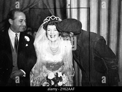 Le mariage de Denise fille cadette de Sir Sydney et Lady Clift de Moseley, Birmingham, avec le lieutenant-colonel Frank Holmes fils cadet de feu M. et Mme W. Un Holmes de Handsworth, Birmingham, a eu lieu aujourd'hui à l'église St Georges, Hanover Square. Images montrent: "Sootable occasion" - la mariée souriante reçoit un baiser de bonne chance de la cheminée traditionnelle après la cérémonie d'aujourd'hui. 11 décembre 1947 Banque D'Images