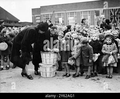 Chaque école primaire de Southampton recevra aujourd'hui un cadeau de pommes de la part des États-Unis - tout cela à cause d'une promesse faite par le maire de la ville en temps de guerre, M. Rex Stranger, discutant avec le millionième militaire américain à passer par le port pendant la guerre - M. Paul S. Shimmer de Chambersburg, Pennsylvanie - M. Stranger a juré qu'il prendrait soin de la femme du G.I. et de sa fille de deux ans si Shimmer ne revenait pas. L’américain n’est pas revenu et M. Stranger est allé aux États-Unis pour créer de sa poche un fonds fiduciaire de £1 000 pour la petite fille. La ville reconnaissante de Chambersburg a donné 3 000 $ à M. Stranger Banque D'Images