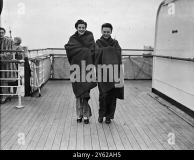 Départ sur le paquebot Queen Mary de la Cunard White Star de Southampton pour New York ou deux membres « à la mode » de la D'Oyly carte Opera Company qui joue Gilbert et Sullivan aux États-Unis. Image montre : de gauche à droite Margaret Mitchell de la société de manière appropriée, Dollar, l'Écosse et Marion Smith de Oldham gagneront des dollars aux États-Unis avec la société. 19 décembre 1947 Banque D'Images