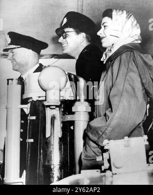 La princesse Elizabeth, portant un foulard lettré, sourit avec le duc d'Édimbourg sur le pont du destroyer canadien « Crusader » (1 700 tonnes) lors de la traversée du détroit de Georgia de Vancouver à Victoria, île de Vancouver, lors de leur tournée candéenne. Avec eux sur le pont est le contre-amiral Creary R.N. 24 octobre 1951 Banque D'Images