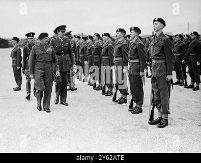 Il y avait deux bérets noirs sur la parade au Royal Armoured corps qui passait la parade, à Bovington, Dorset aujourd'hui, samedi et deux Montgomery's en dessous d'eux. L'un était le maréchal Lord Montgomery C.I.C. qui a reçu le salut, l'autre était son fils cadet David Bernard Montgomery, 18 ans, qui a reçu de son père un Sam Browne Belt signé, comme cadet le plus élevé dans sa section de la R.A.C., O.C.T.U. le 20 décembre 1947 Banque D'Images