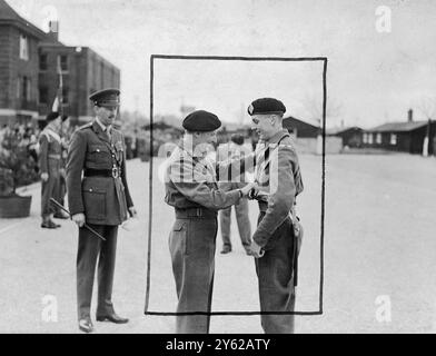 Il y avait deux bérets noirs en défilé au Royal Armoured corps qui passaient, à Bovington, Dorset aujourd'hui, samedi et deux Montgomerys en dessous d'eux. L'un était le maréchal Lord Montgomery C.I.C. qui a reçu le salut, l'autre était son fils cadet David Barnard Montgomery, 18 ans, qui a reçu de son père assigné Sam Browne Belt, comme cadet le plus élevé dans sa section de la R.A.C., O.C.T.U. la photo montre : «occasion familiale» le maréchal Lord Montgomery correspond à la ceinture d'honneur sur son fils cadet Bernard Montgomery comme cérémonie d'aujourd'hui. 20 décembre 1947 Banque D'Images