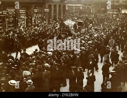 BOÎTE D'ARCHIVES 2 ARC 0036 D117 RÉFÉRENCE : 001336 DR BARNARDO`S CORTÈGE FUNÉRAIRE DATE : 1905 LE CORTÈGE SE DÉROULANT LE LONG DE LIVERPOOL ST, LONDRES, LES FOULES BORDANT LA ROUTE Thomas John Barnardo : 4 juillet 1845 - 19 septembre 1905 philanthrope irlandais / britannique et fondateur des maisons de Barnardo maintenant une œuvre de bienfaisance Banque D'Images