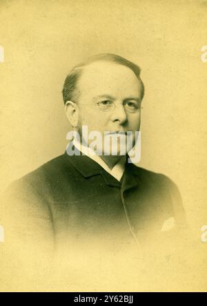BOÎTE D'ARCHIVES 2 ARC 0043 D140 RÉFÉRENCE : 001340 DR BARNARDO. PORTRAIT DATE : c 1887 PORTRAIT DE MI-LONGUEUR Thomas John Barnardo : 4 juillet 1845 - 19 septembre 1905 philanthrope irlandais , fondateur et directeur de foyers pour enfants démunis , est né à Dublin , Irlande . Depuis la fondation de la première maison de Barnardo en 1870 jusqu'à la date de la mort de Barnardo , près de 60 000 enfants ont été secourus , formés et placés dans la vie . L'œuvre de Thomas Barnardo est poursuivie aujourd'hui par l'association caritative Barnardo's. Banque D'Images