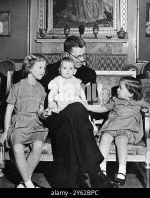 Enfants du nouveau roi de Danemark, avec leur grand-père, le prince héritier Gustav Adolf de Suède . Quand la famille a visité Stockholm à Pâques. Les princesses sont de gauche à droite princesse héritière Margrethe ; princesse Anne - Marie et princesse Benedikte . 21 avril 1947 Banque D'Images