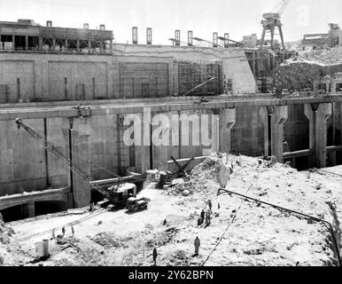 Assouan (République arabe unie) : point de vue des ouvriers sur la construction du bloc du barrage d'Assouan sur le Nil. Mars 1959 Banque D'Images