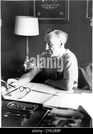 Auteur de renommée mondiale Ian Fleming - créateur du personnage fictif James Bond est décédé subitement après une crise cardiaque dans sa maison de campagne cette photo a été prise il y a peu de temps dans les chambres de Fleming pied a terre dans le quartier juridique de Londres Inner Temple où Fleming a travaillé la plupart des jours près de célèbres avocats britanniques Banque D'Images