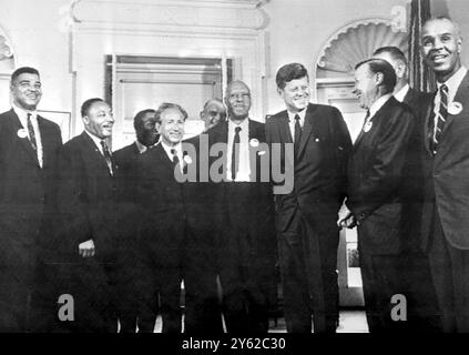 Washington, D.C. : le président américain John Kennedy (troisième à partir de la droite) rencontre hier les dirigeants de la Marche des droits civiques à la Maison Blanche, Washington. Devant, de gauche à droite : Whitney Young ; Dr Martin Luther King ; Mr. Rabbin Joachim Prinz ; MM. Philip Randolph ; le président M. Walter Reuter et MM. Roy Wilkins. Derrière M. Reuther, en partie occulté, se trouve le vice-président Lyndon Johnson. 29 août 1963 Banque D'Images