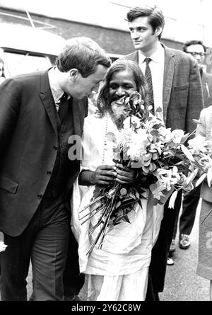 David Frost, personnalité de la télévision, accepte aujourd'hui une fleur du mystique indien Maharishi Mahesh Yogi à l'aéroport de Londres Heathrow . Frost a rencontré le Maharishi quand il est arrivé de Los Angeles en route pour Copenhague , et a obtenu une interview avec lui pour le Frost Report ce soir . John Lennon et George Harrison , deux des Beatles qui ont tiré le Maharishi à la renommée mondiale récemment en devenant étudiants de son culte de méditation transcendantale. Ils discuteront du sujet avec Frost . 29 septembre 1967 Banque D'Images