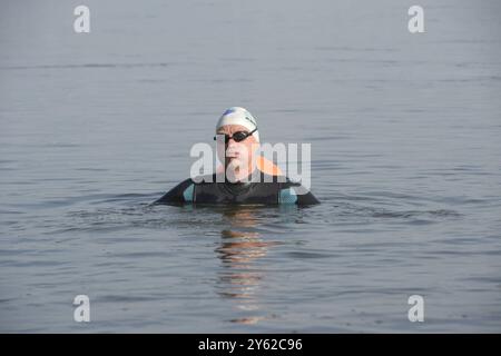 Andreas Fath - geboren AM 18. Février 1965 dans Speyer - schwimmt vom Oberlauf der Elbe, sobald man da schwimmen kann, bis zur Mündung in Cuxhaven. Seit Oktober 2011 ist Fath Professor an der Hochschule Furtwangen. 2014 durchschwamm er in einem Tauchanzug aus Neopren den über 1200 kilomètre langen Rhein von der quelle bis zur Mündung, um Sponsoren für ein Wasseranalysegerät zu werben und zugleich die Öffentlichkeit für den Gewässerschutz zu sensiisieren. 2016 veröffentlichte er in dem Buch Rheines Wasser C 1231 kilomètre mit dem Strom Seine Eindrücke und Untersuchungsergebnisse der Wasserprob Banque D'Images