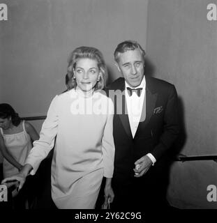 Lauren Bacall est arrivée avec son mari Jason Robards au Greek Paradise Centre quand ils ont assisté à une fête qui a suivi la première de l'émission ' Illya Darling ' . New York 13 avril 1967 Banque D'Images