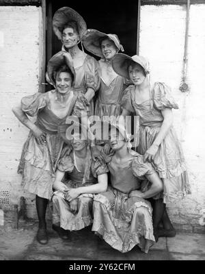 Soldats comme danseurs CAN-CAN. Photo d'une batterie côtière de la Royal Artillery sur la côte sud-est de l'Angleterre, où des artilleurs courent là-bas leur propre troupe de danseurs « CAN-CAN ». Même quand ils sont à la répétition, ils doivent être prêts à manier les armes à tout moment. Photographié par John Topham le 15 janvier 1941 censuré par le War Office en 1941 Banque D'Images