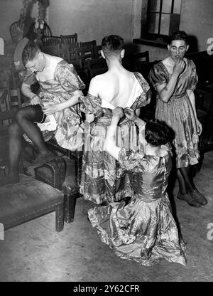 Soldats comme danseurs CAN-CAN. Photo d'une batterie côtière de la Royal Artillery sur la côte sud-est de l'Angleterre, où des artilleurs courent là-bas leur propre troupe de danseurs « CAN-CAN ». Même quand ils entrent dans leurs costumes ou à la répétition, ils doivent être prêts à manier les armes à tout moment. Photographié par John Topham le 15 janvier 1941 censuré par le War Office en 1941 Banque D'Images