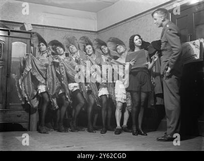 Des troupes en tant que danseurs CAN-CAN, répétant pour le Pantomime quand ils devaient se précipiter en service. Censuré par le War Office en 1941. Photographié par John Topham. 1941 Banque D'Images