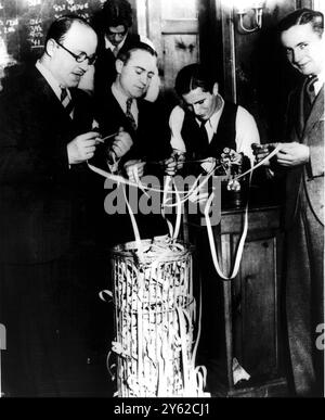 Wall Street Crash New York : les commerçants regardent le ticker tape après le crash de Wall Street en Amérique en 1929. Banque D'Images