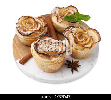 Pommes roses fraîchement cuites, bâtonnets de cannelle, étoile d'anis et menthe isolés sur blanc. Pâte feuilletée Banque D'Images