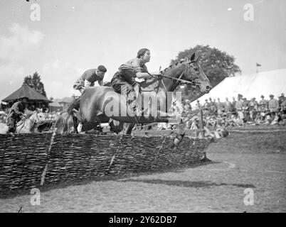 Haywards Heath Horticultural Society's Summer Show, Victoria Park, Haywards Heath, Sussex. Port de costume fantaisie Miss Sheila Price sur 'Polymint' pendant la course de costumes. 9 juillet 1936 Banque D'Images