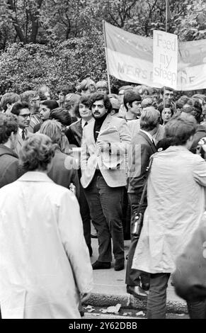 Londres : Tariq Ali , du Pakistan, leader de la campagne de solidarité du Vietnam, avec ses partisans, sur le quai ici à Londres aujourd'hui, d'où le rassemblement anti-guerre du Vietnam a eu lieu. On estime que 20 000 personnes ont pris part à la manifestation, plusieurs milliers de moins que prévu. Il y avait des policiers partout tout au long de la route, jusqu'à Hyde Park. Quelque 7 000 officiers à pied et à cheval étaient immédiatement disponibles avec des réserves non divulguées. 27 octobre 1968 Banque D'Images