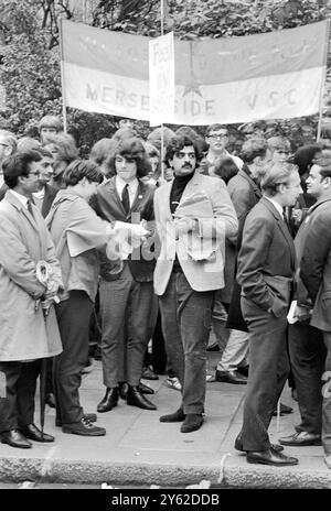 Londres : Tariq Ali , du Pakistan, leader de la campagne de solidarité du Vietnam, avec ses partisans, sur le quai ici à Londres aujourd'hui, d'où le rassemblement anti-guerre du Vietnam a eu lieu. On estime que 20 000 personnes ont pris part à la manifestation, plusieurs milliers de moins que prévu. Il y avait des policiers partout tout au long de la route, jusqu'à Hyde Park. Quelque 7 000 officiers à pied et à cheval étaient immédiatement disponibles avec des réserves non divulguées. 27 octobre 1968 Banque D'Images