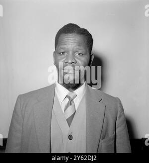 Londres, M. Oliver Tambo, vice-président général du Congrès national africain vu ici lors d'une réunion Christian action. 11 mai 1960 Banque D'Images