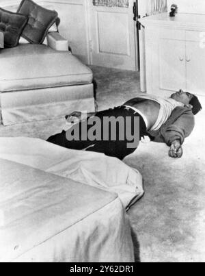 Beverly Hills , Californie Etats-Unis Johnny Stompanato poignardé à mort par la fille de 14 ans de Lana Turner . Johnny Stompanato corps sur le sol de la chambre de l'actrice Lana Turner . 1958 Banque D'Images