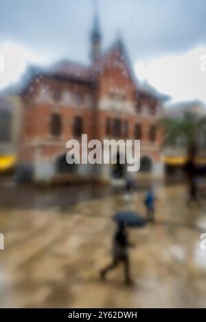 Une vue par la fenêtre un jour de pluie depuis la Lonja de la Seda à Valence, Espagne. Banque D'Images