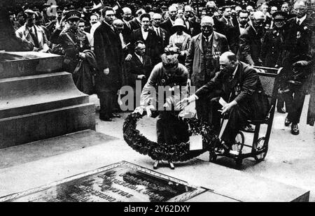 Le pèlerinage des grands champs de bataille : scènes de France et de Flandre lors du grand pèlerinage sur les champs de bataille organisé par la Légion britannique et la British Empire Service League et culminant avec la cérémonie à la porte de Menin, Ypres le 8 août 1928 , en présence du prince de Galles, des visites ont été effectuées dans diverses villes et villages , ainsi que dans des lieux associés à la vaillance britannique sur le front occidental. Au 5 août, quelque 11 000 pèlerins, dont près de la moitié étaient des femmes, avaient été stationnés dans une vingtaine de villes de France et de Belgique. Photo montre : Major J B Brunel Cohen (le LMP amputé Banque D'Images