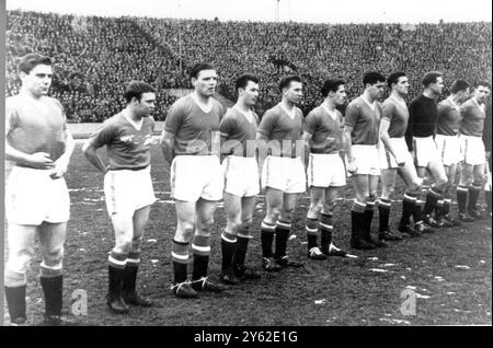 La dernière photo de Manchester United en équipe avant le crash aérien de Munich. De gauche à droite, Duncan Edwards, Eddie Colman, Mark Jones, Ken Morgans, Bobby Charlton, Dennis Viollet, Tommy Taylor, Billy Foulkes, Harry Gregg, Albert Scanlon, Roger Byrne. 8 février 1958 Banque D'Images