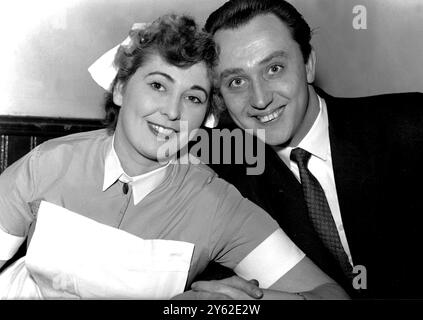 Le comédien Ken Dodd avec sa première fiancée, Anita Boutin, le 8 novembre 1955 Banque D'Images