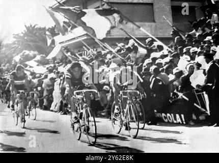 Terracina , Italie : le belge Eddy Merckx ( au centre) franchit la ligne d'arrivée pour remporter le 7ème tour du Tour d'Italie cycle Race ( Giro d'Italia ) - alors qu'un stand s'effondre derrière lui ... sur extrerme droite . Un garçon a été tué et un certain nombre de cyclistes et de spectateurs ont été blessés. Deuxième de cette étape de la course, le belge Guido Reybroeck ( à droite ). 22 mai 1969 Banque D'Images