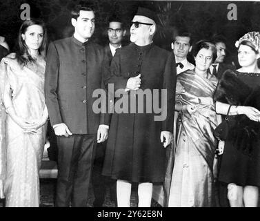 Les nouveaux mariés Rajiv Gandhi et Sonia (anciennement Maino) avec le président Zakir Husain lors d'une réception donnée par le premier ministre indien MRS Indira Gandhi (deuxième à partir de la gauche) Rajivs mère. New Delhi - 25 février 1968 Banque D'Images