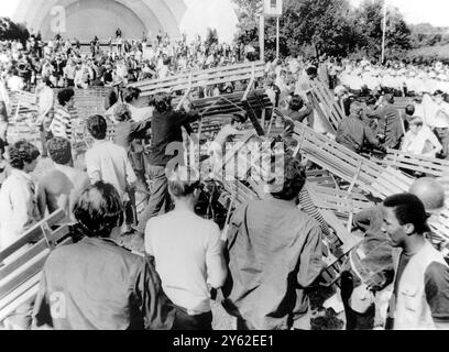 Des manifestants anti-guerre en conflit avec les gardes nationaux qui ont interrompu la Convention nationale démocratique. Photo : les manifestants utilisent des bancs pendant la bataille avec la police à Grant Park. Chicago, Illinois, États-Unis - 28 août 1968 Banque D'Images