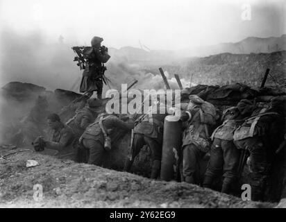 Reconstitution écossaise de la bataille de Loos, 1915, qui est filmée à Grays. Piper William Laidlaw jouant de la cornemuse sur le parapet d'une tranchée allemande après que l'ennemi ait été mis en déroute. 1927 Banque D'Images