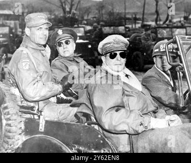 À Yang Yang, Corée du Nord, de gauche à droite : sont le lieutenant Gen. Matthew Ridgway, og US 8th Army ; le major général Doyle O Hickey, cheif intérimaire de l'état-major des forces de l'ONU en Corée et le général Douglas MacArthur, vu dans une jeep au nord du 38th Parallel. 10 avril 1951 Banque D'Images