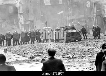 Bombardement de Bogside . Londonderry : des jeunes lancent des bombes à essence enflammées sur la police anti-émeute d'Ulster dans la région de Bogside lors d'une nouvelle flambée de violence . 14 août 1969 Banque D'Images