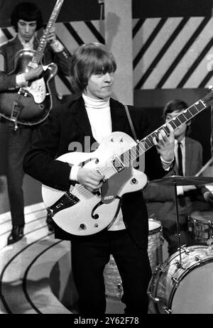 Brian Jones et Bill Wyman des Rolling Stones jouant avec le groupe dans le studio de télévision . années 1960 Banque D'Images