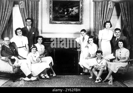 Président élu DES ÉTATS-UNIS et sa famille - premières photos prises en 1937, Joseph P. Kennedy (assis à gauche), sur le bras de sa chaise est Patricia, 13 ans ; derrière elle est John, le Président élu, à l'âge de 20 ans ; assis aux pieds de son père est Jean, 9 ans, et derrière Jean est Eunice, 16 ans. Avec Mme Rose Kennedy (extrême droite) se trouvent Joseph, Jr, 22 ans (qui a été tué plus tard dans la seconde Guerre mondiale) ; Rosemary, 19 ans ; Robert, 12 ans (à côté de la cheminée) ; et Kathleen, 17 ans, est assise à côté d'Edward, 6 ans. Banque D'Images