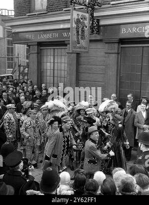 Sous le signe de Lambeth Walk public House , l'acteur Lupino Lane ( en chapeau melon ) rejoint Pearly Kings et Queens pour faire la Lambeth Walk après une cermonie où l'ancien Mason Arms and China Walk (South East London) avait été rebaptisé d'après la chanson populaire et la danse . M. J Marriott , Pearly King de Finsbury , a effectué la cérémonie d'ouverture . D'autres Pearly Kings et Lupino (il a rendu célèbre la chanson et la danse Lambeth Walk dans le spectacle ' me and My Girl ' ) y ont assisté. 3 avril 1951 Banque D'Images