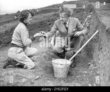 Sir Mortimer Wheeler archéologue et personnalité du programme TV 'animal, végétal, minéral ?' Photo avec Jean Webster sur un site de fouilles sur les Wye Downs, près d'Ashford, Kent. 25 août 1954 Banque D'Images