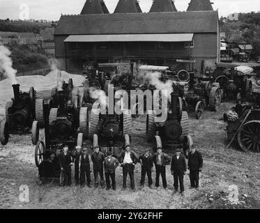 Machines agricoles : M. Chris Lambert , de Horsmonden , Kent , était un entrepreneur de transport de vapeur . Une plus grande partie de son travail était le labour à vapeur - où deux moteurs de traction tractaient une charrue sur un acier de haut en bas de la terre. Certains de ces moteurs ont été fabriqués dans les années 1800 20 juin 1949 Banque D'Images