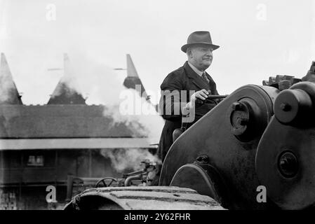 Machines agricoles : M. Chris Lambert , de Horsmonden , Kent , était un entrepreneur de transport de vapeur . Une plus grande partie de son travail était le labour à vapeur - où deux moteurs de traction tractaient une charrue sur un acier de haut en bas de la terre. 9 juin 1949 Banque D'Images